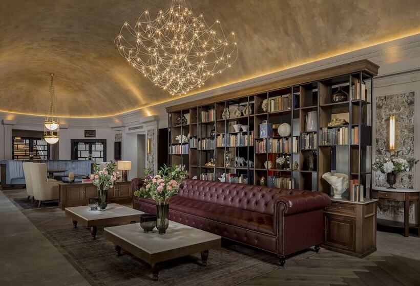 Отель The Queens