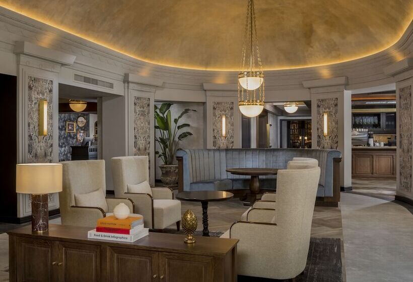 Отель The Queens