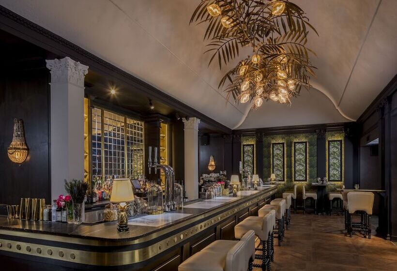 Отель The Queens