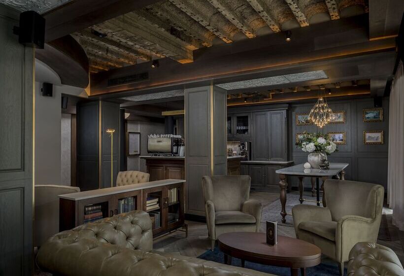 Отель The Queens