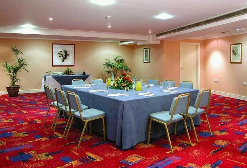 Отель The Roundhouse