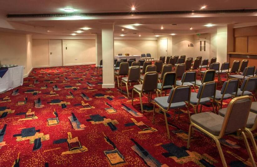 Отель The Roundhouse