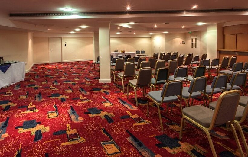 Отель The Roundhouse