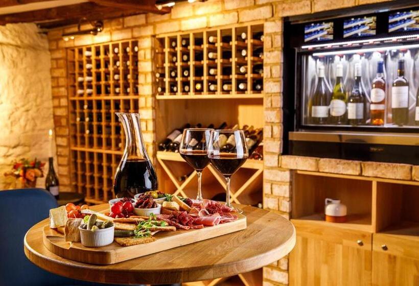 Voco Lythe Hill Hotel & Spa, An Ihg