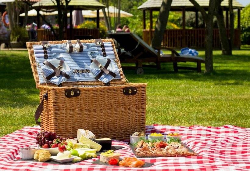 The Farmhouse Hotel And Restaurant