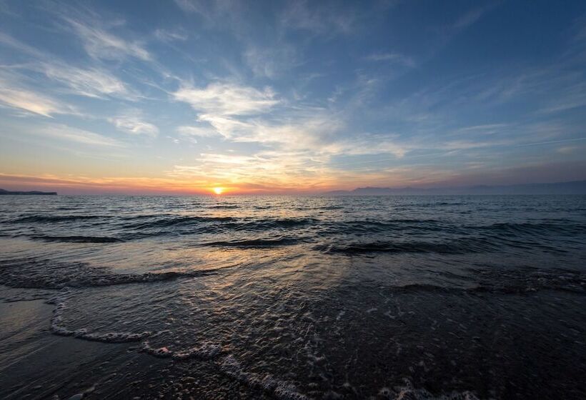 酒店 Acharavi Beach