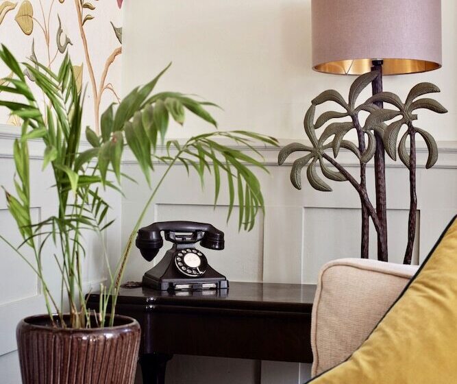 Отель Burleigh Court