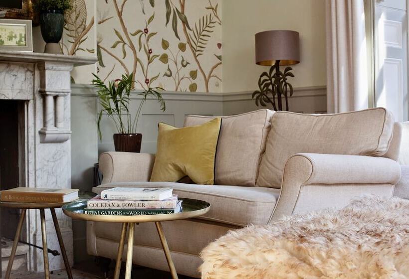 Отель Burleigh Court