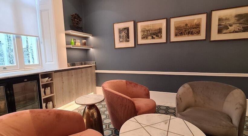 Отель Commodore