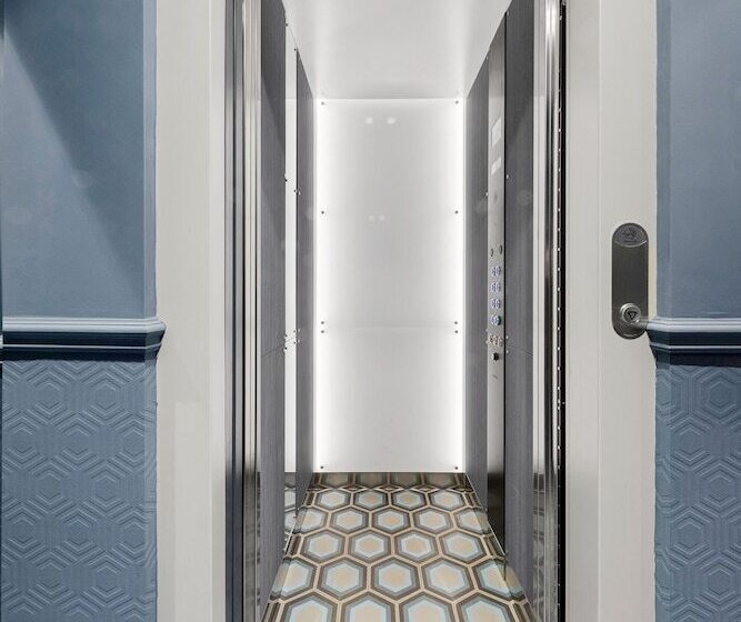 Отель Commodore