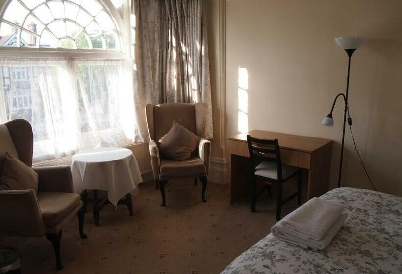 Отель Kingswood