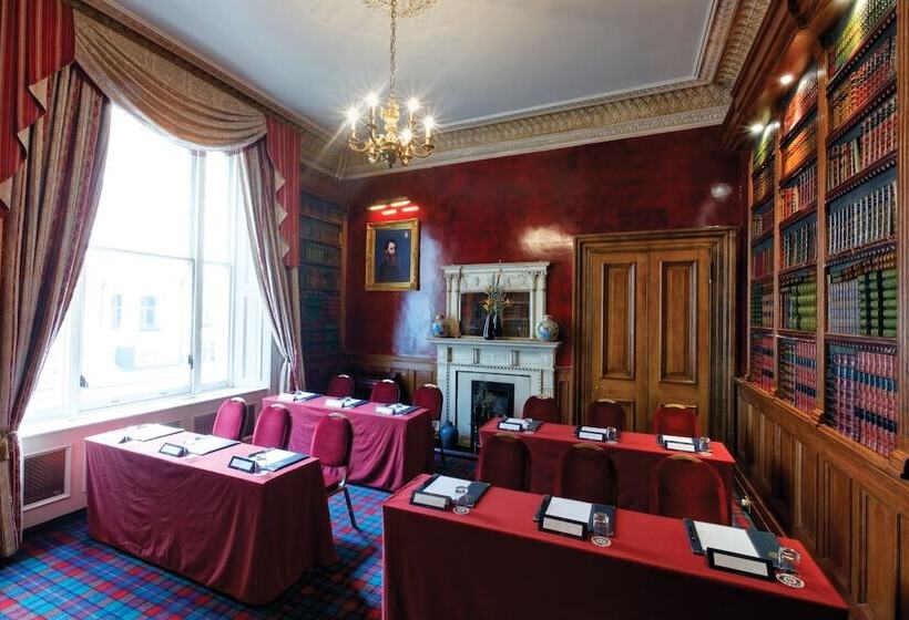 Отель Gem Strathmore