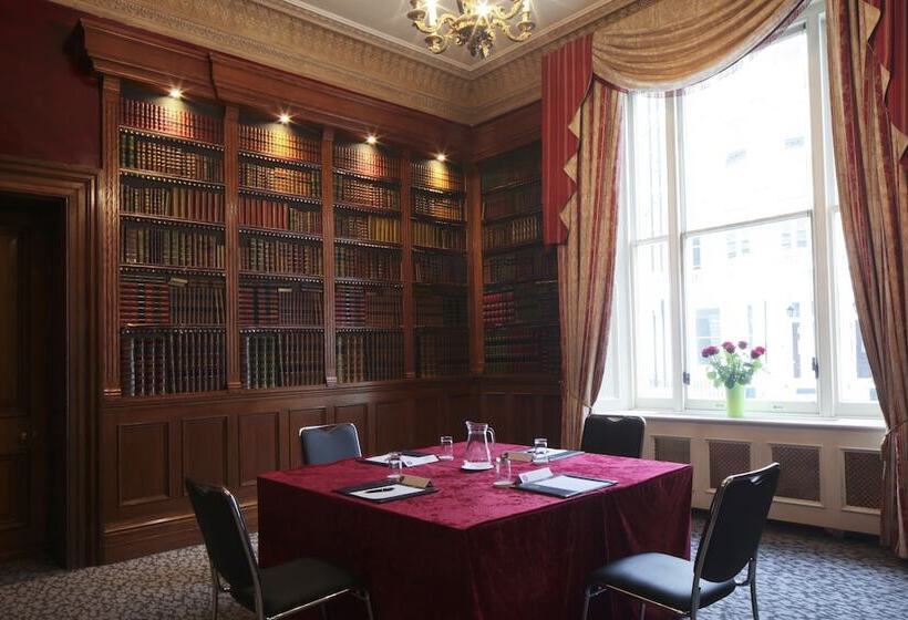 Отель Gem Strathmore