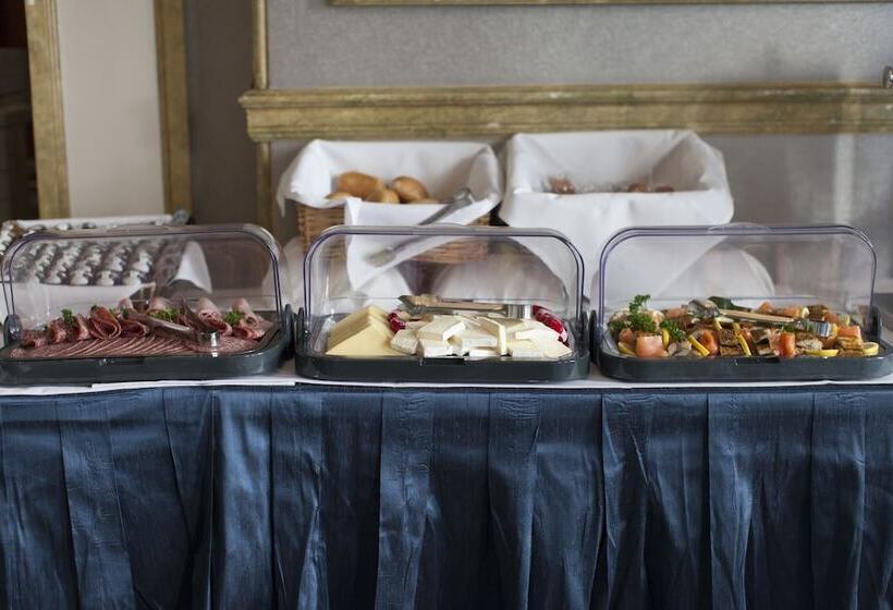 Отель Gem Strathmore