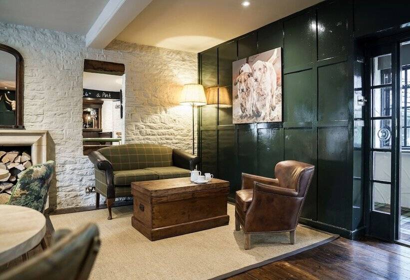 ホテル The Bear Of Rodborough