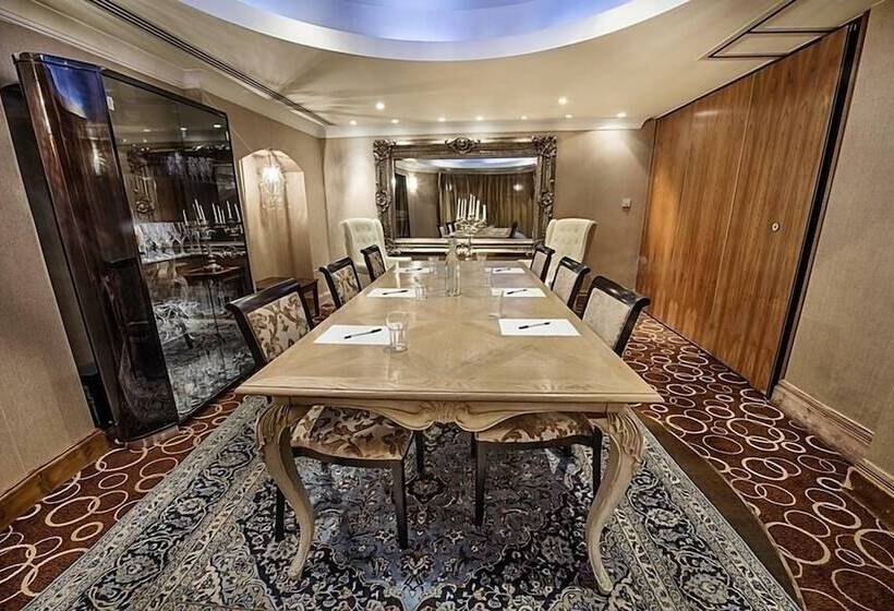 Отель The Colonnade