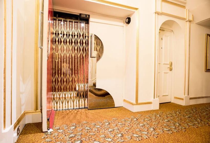 Отель The Colonnade