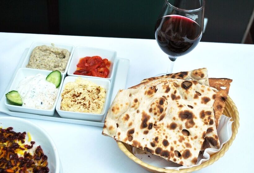 Отель The Colonnade