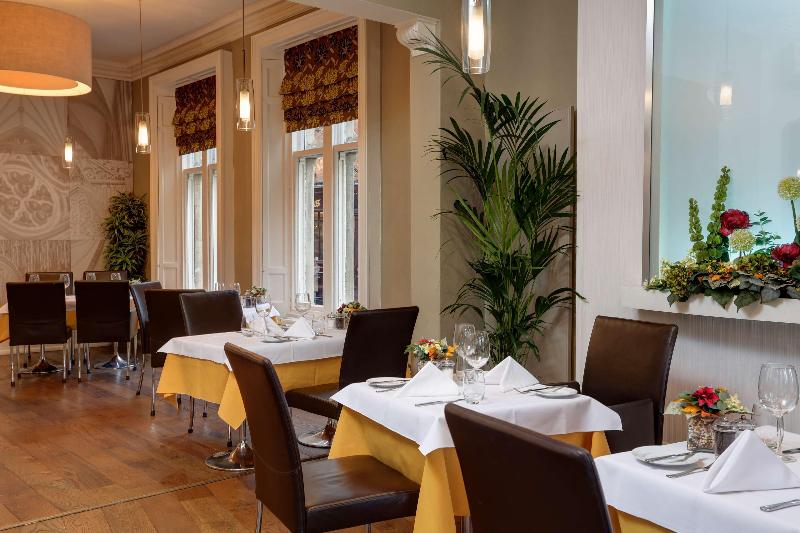 Отель The Dean Court