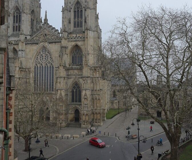 Отель The Dean Court