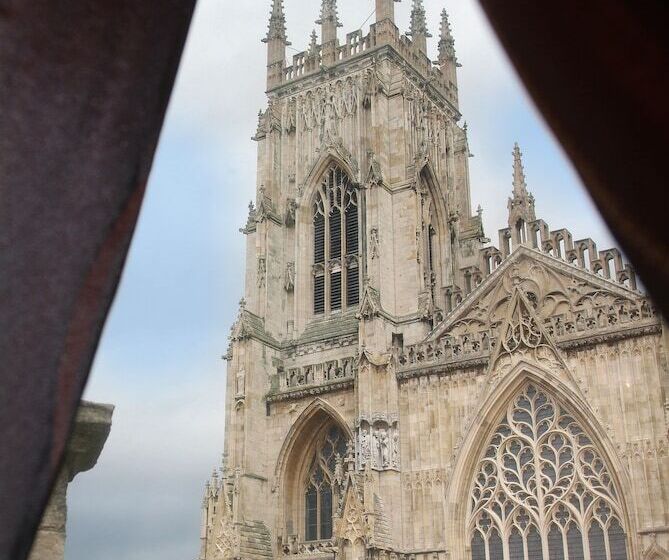 Отель The Dean Court