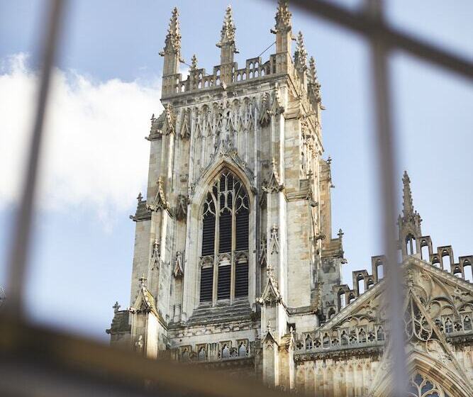 Отель The Dean Court