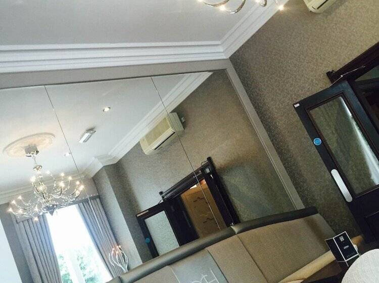 Отель The Dean Court