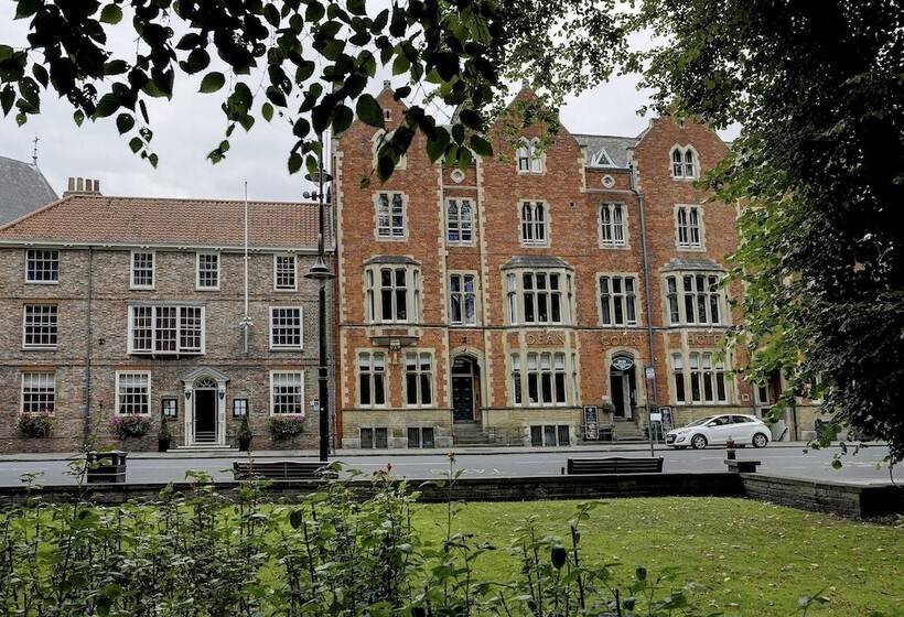 Отель The Dean Court