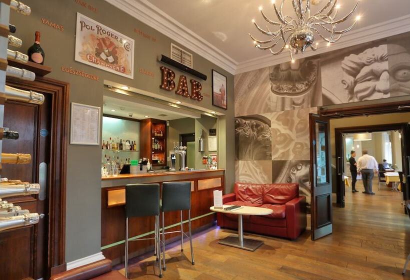 Отель The Dean Court