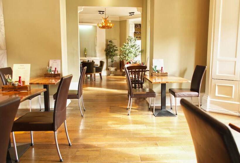 Отель The Dean Court