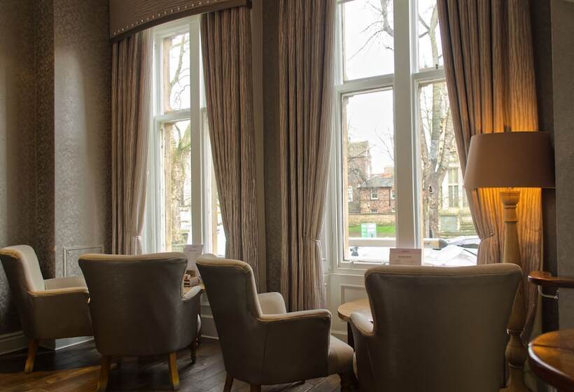 Отель The Dean Court