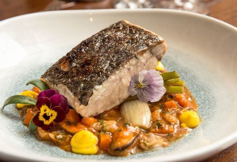 בית מלון כפרי The Feathers