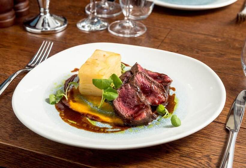 בית מלון כפרי The Feathers