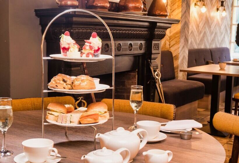 בית מלון כפרי The Feathers