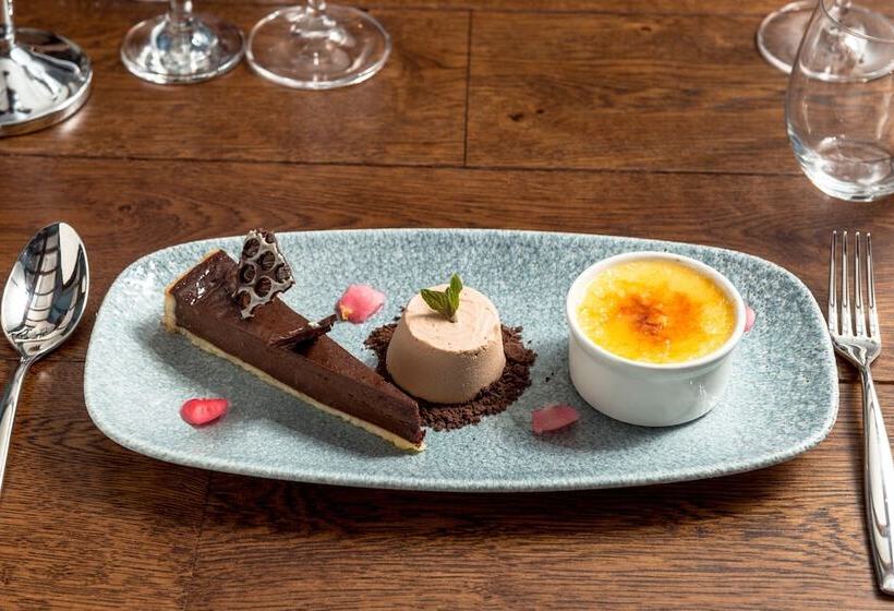 בית מלון כפרי The Feathers