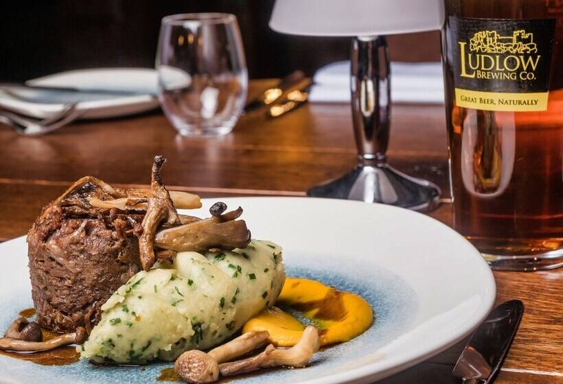 בית מלון כפרי The Feathers