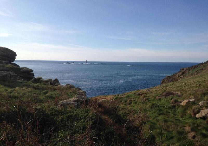 בית מלון כפרי The Land S End