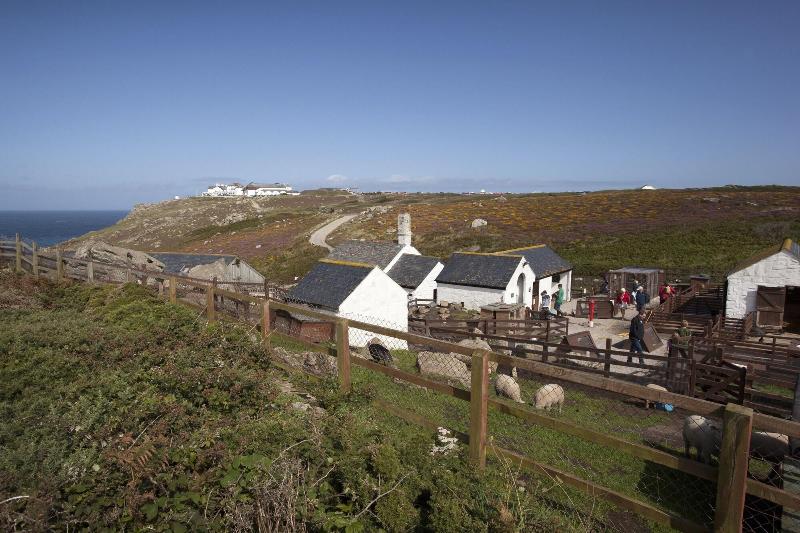 בית מלון כפרי The Land S End