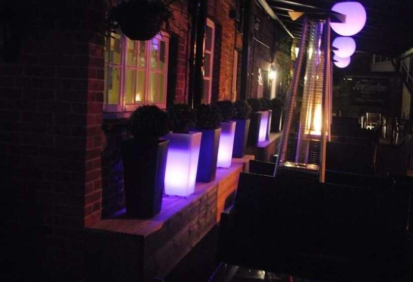 فندق The Old Bell   Warminster