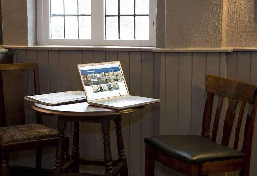 فندق The Old Bell   Warminster