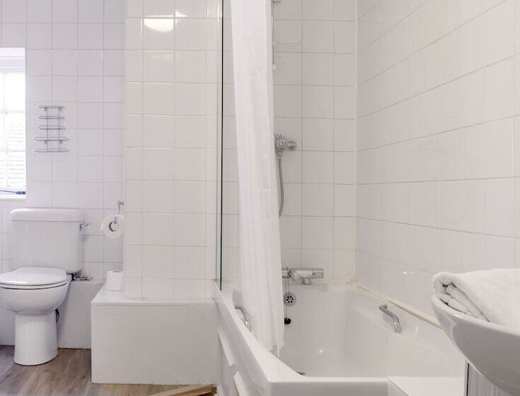 فندق The Old Bell   Warminster