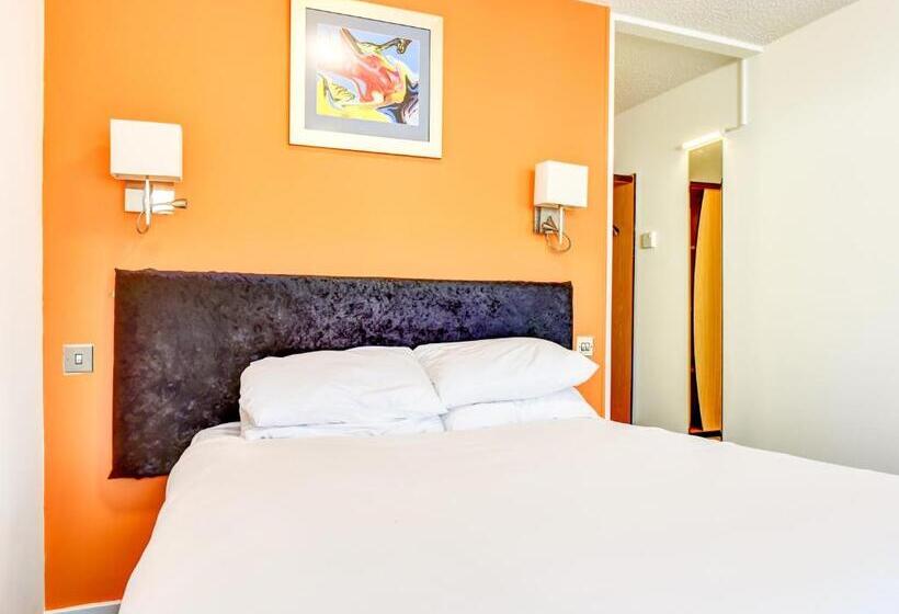 The Hotel Rafiya, Redditch