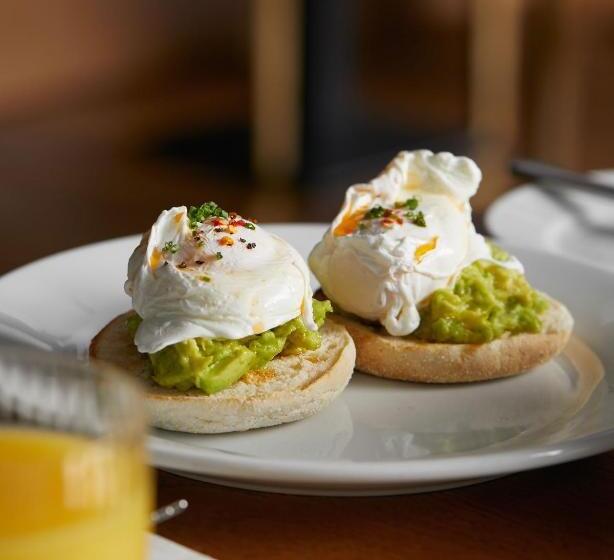 Отель The Royal Adelaide