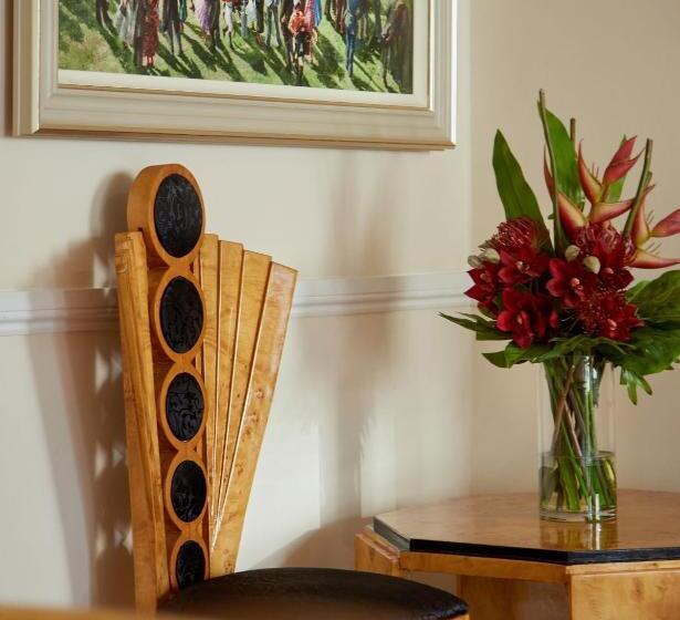 Отель The Royal Adelaide