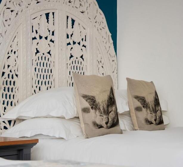 Отель The Royal Adelaide