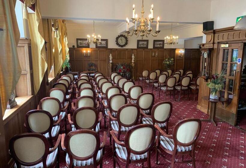 בית מלון כפרי The Saracens Head