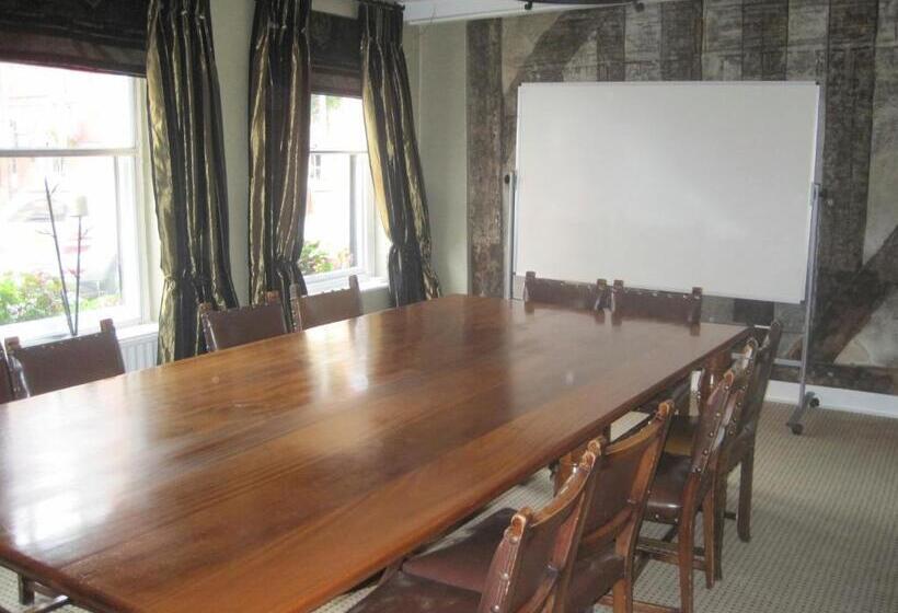 בית מלון כפרי The Saracens Head