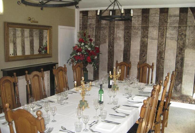 בית מלון כפרי The Saracens Head