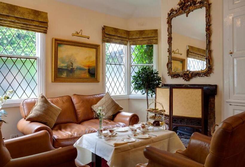 בית מלון כפרי The Saracens Head