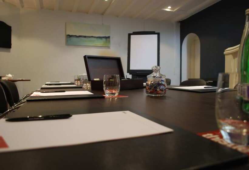 Отель Thistle London Bloomsbury Park